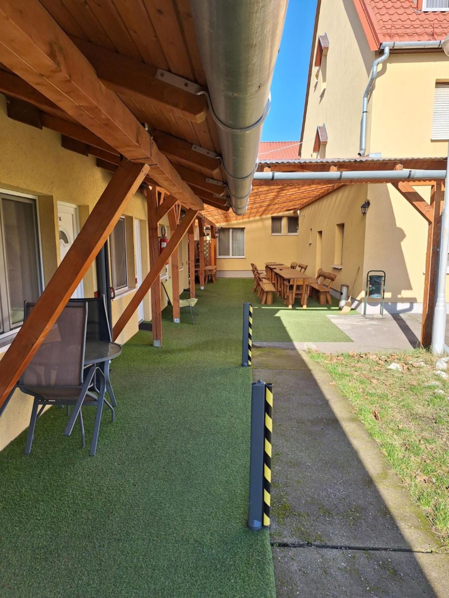 Fenyő Panzió Acomodação com café da manhã Mezőkövesd Exterior foto
