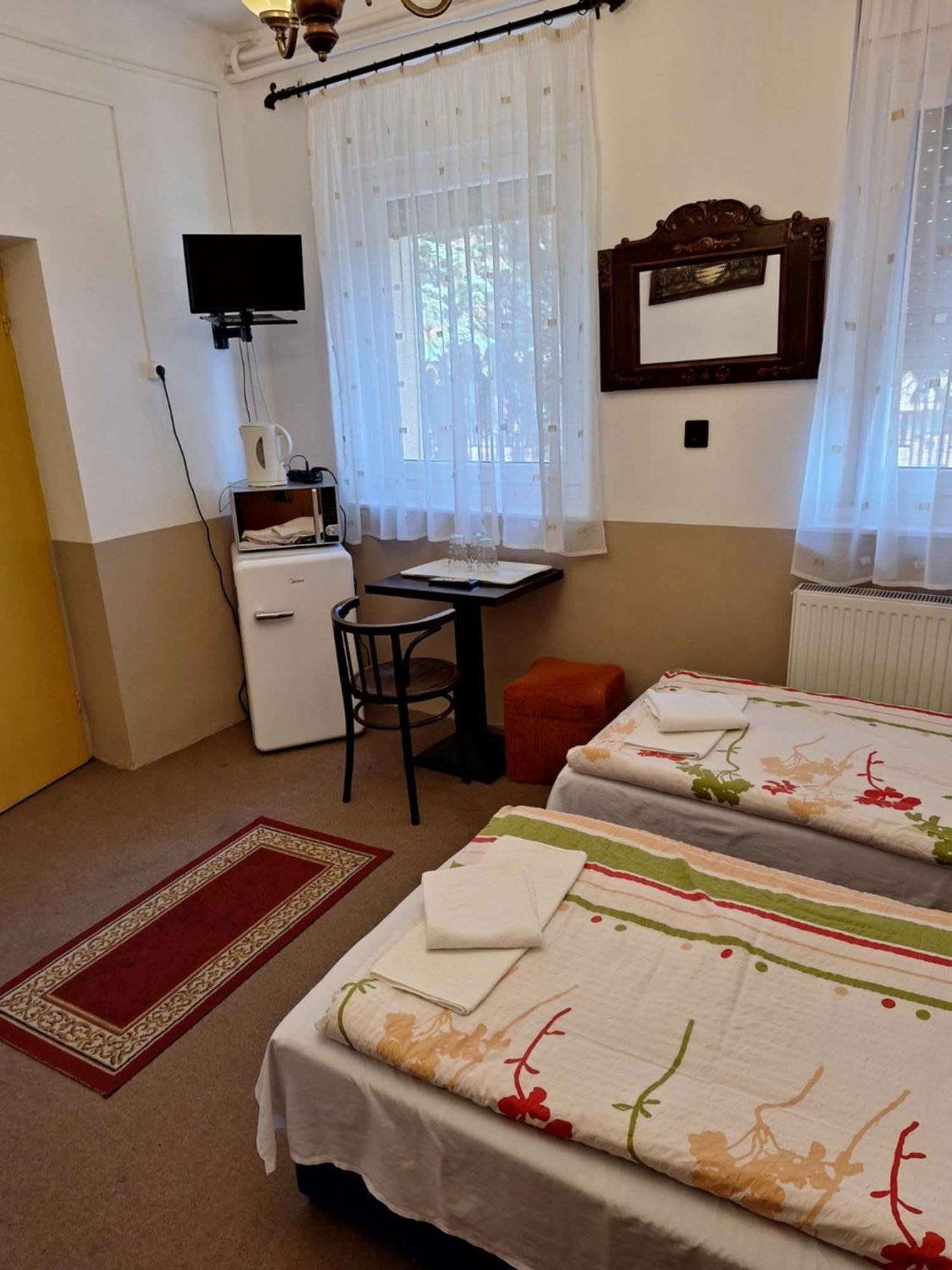 Fenyő Panzió Acomodação com café da manhã Mezőkövesd Exterior foto