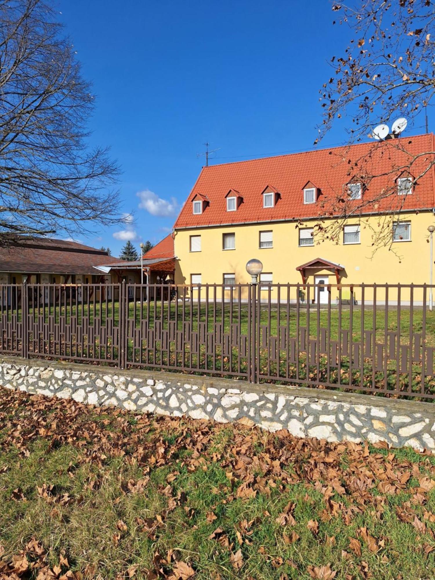 Fenyő Panzió Acomodação com café da manhã Mezőkövesd Exterior foto