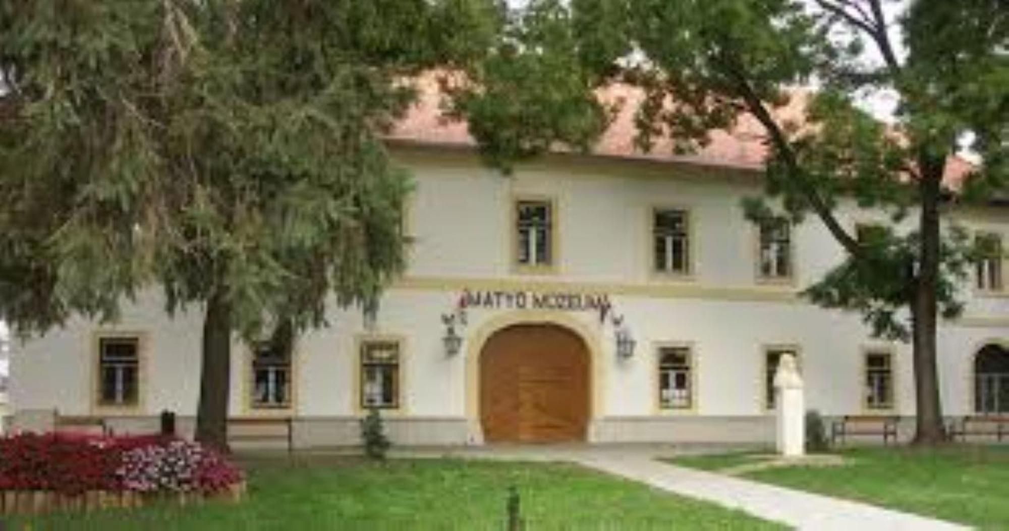 Fenyő Panzió Acomodação com café da manhã Mezőkövesd Exterior foto