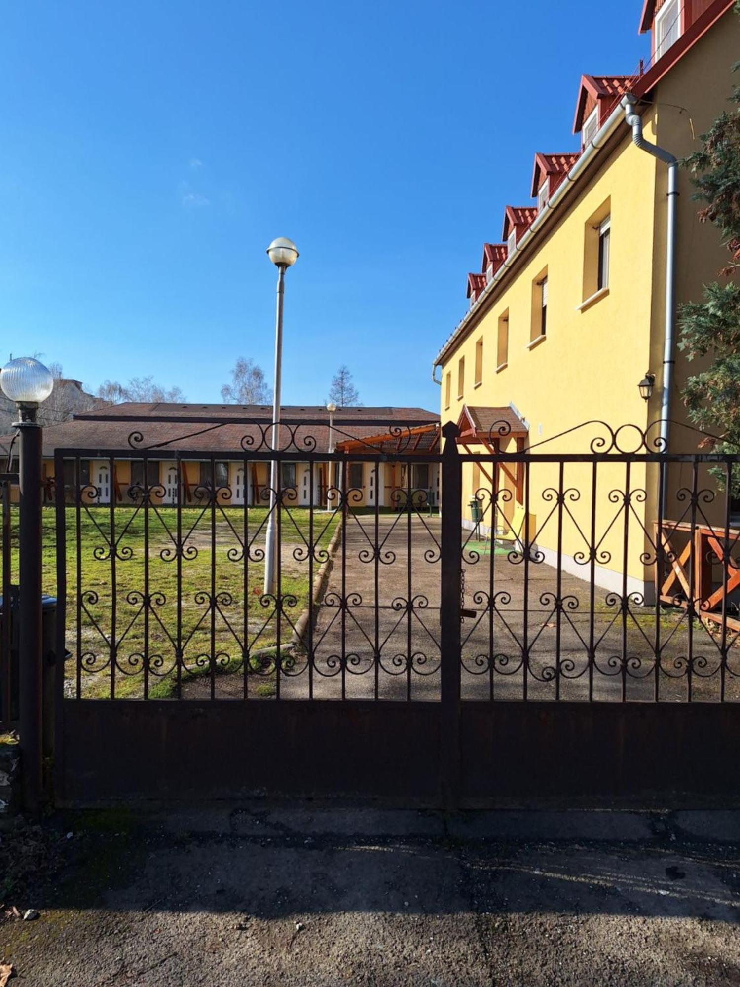 Fenyő Panzió Acomodação com café da manhã Mezőkövesd Exterior foto