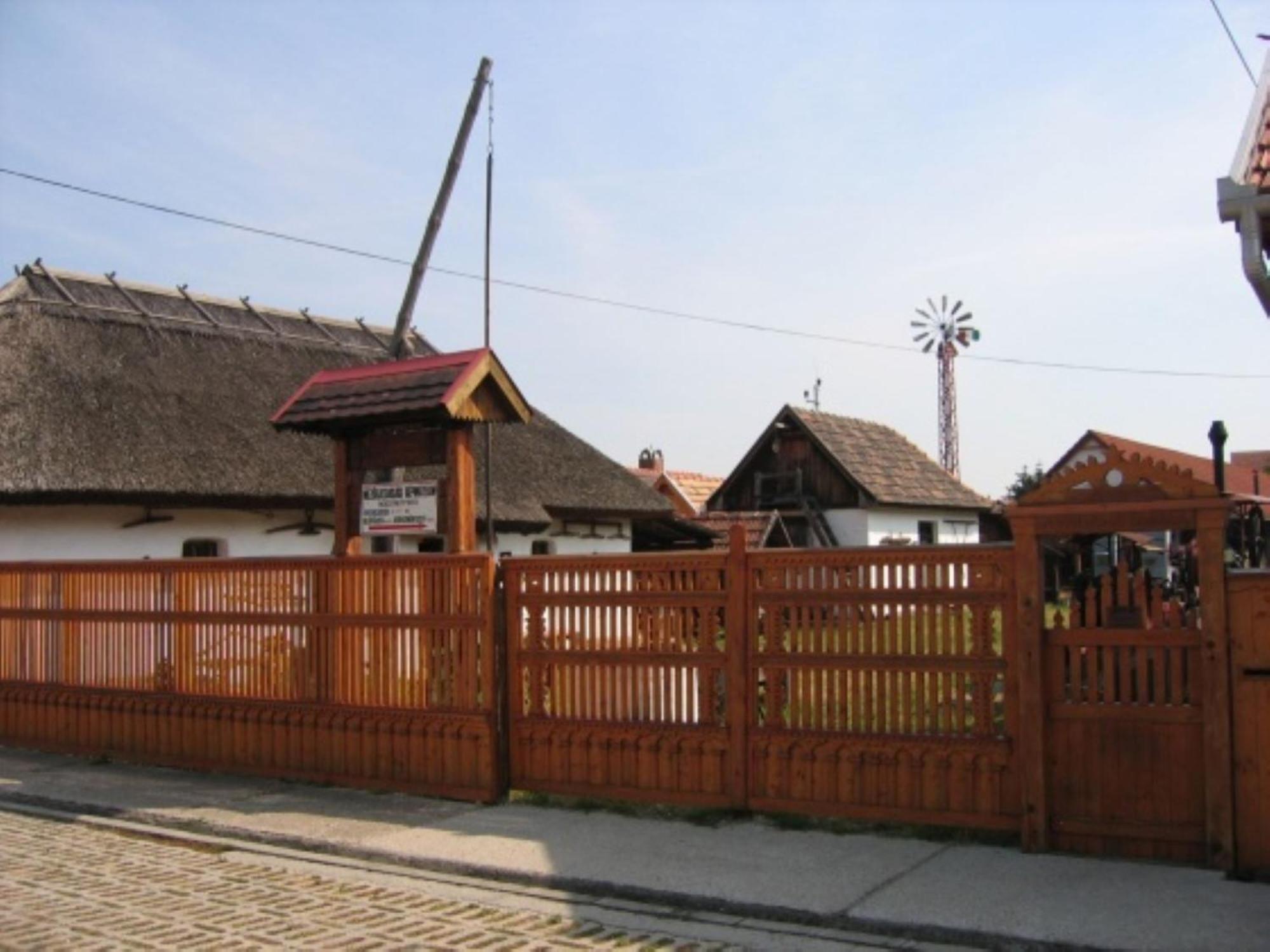 Fenyő Panzió Acomodação com café da manhã Mezőkövesd Exterior foto