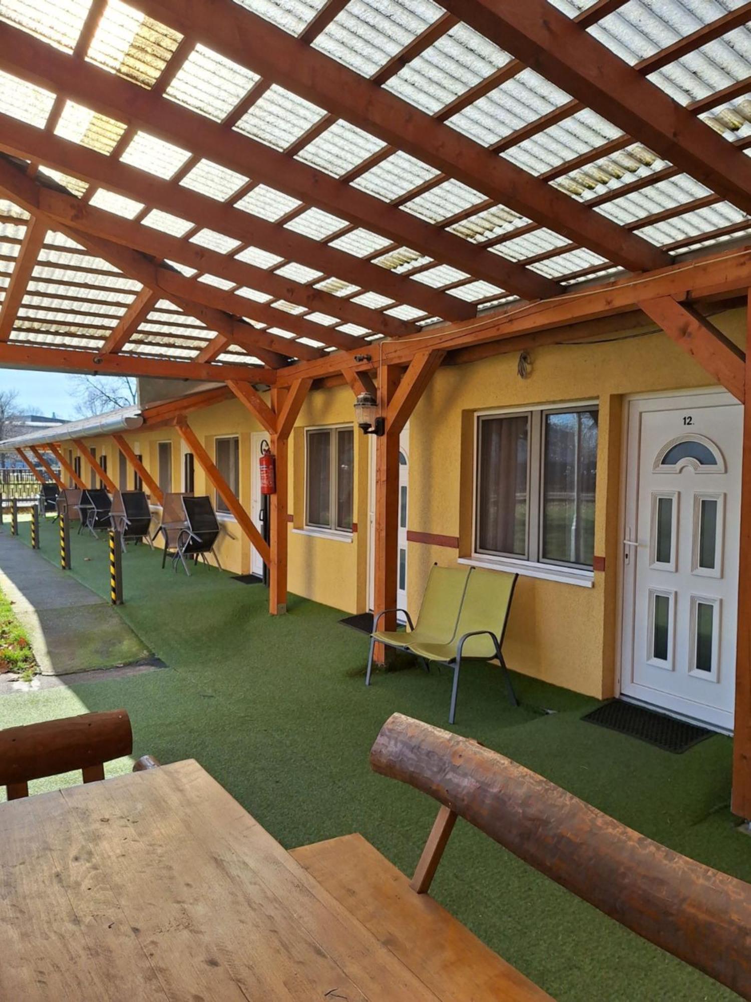Fenyő Panzió Acomodação com café da manhã Mezőkövesd Exterior foto