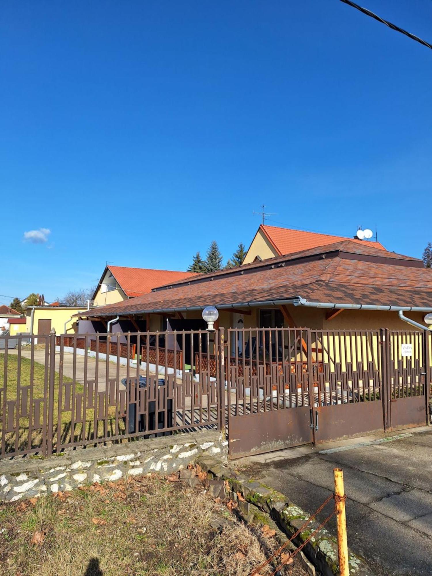 Fenyő Panzió Acomodação com café da manhã Mezőkövesd Exterior foto