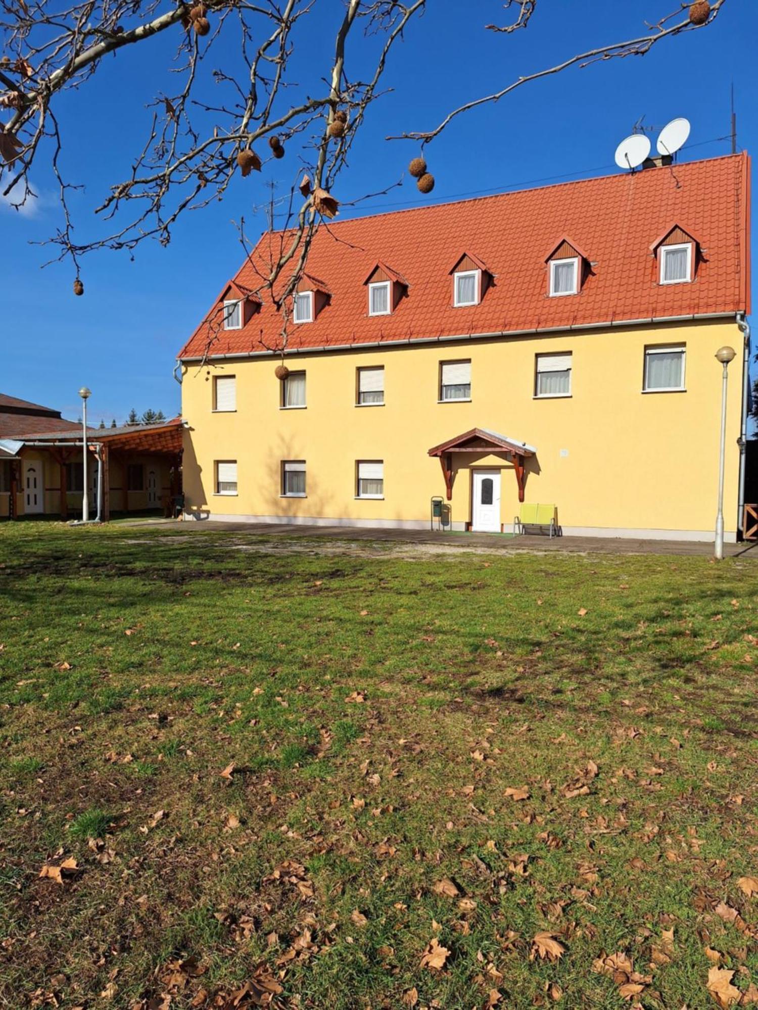 Fenyő Panzió Acomodação com café da manhã Mezőkövesd Exterior foto