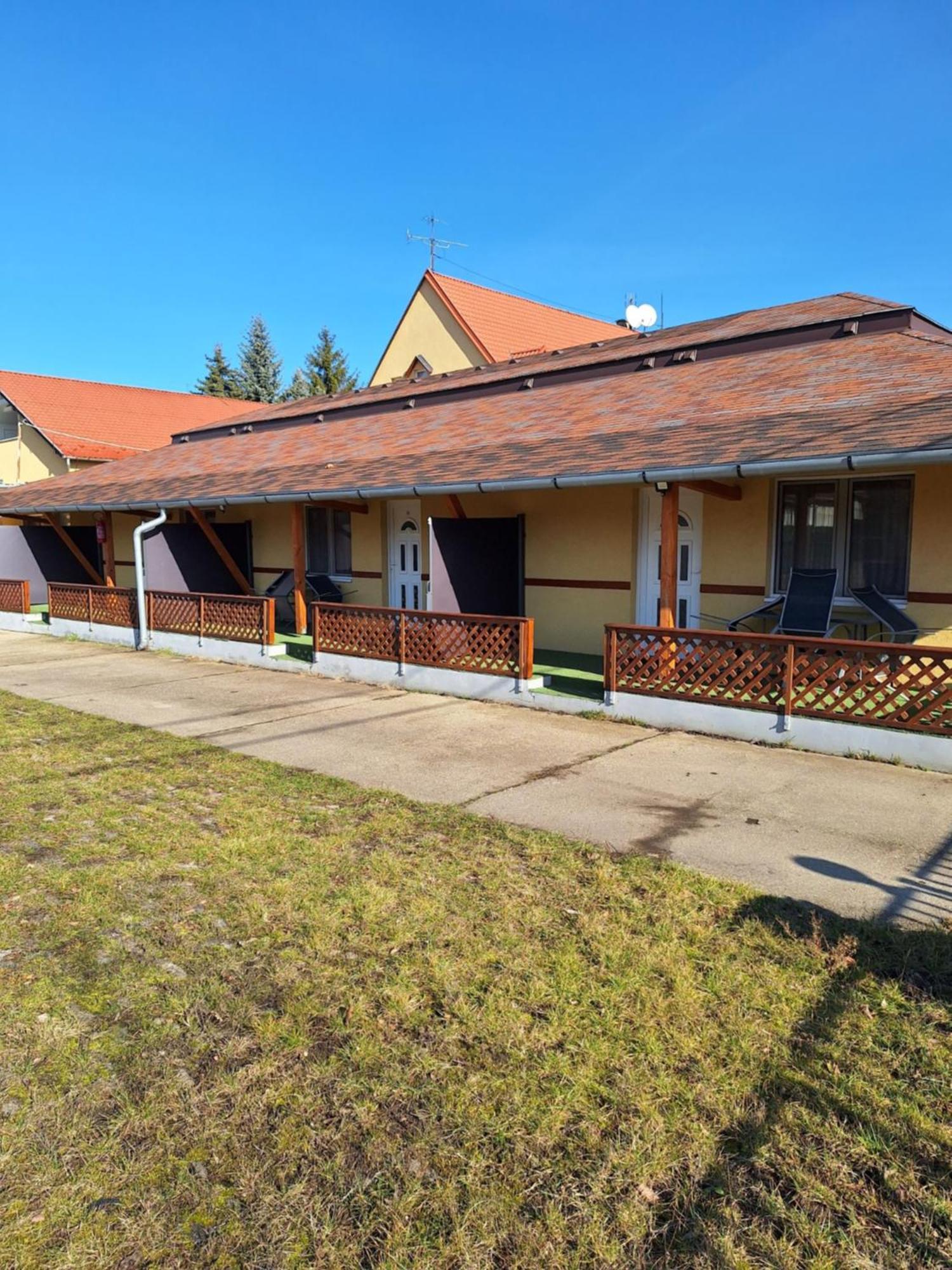 Fenyő Panzió Acomodação com café da manhã Mezőkövesd Exterior foto