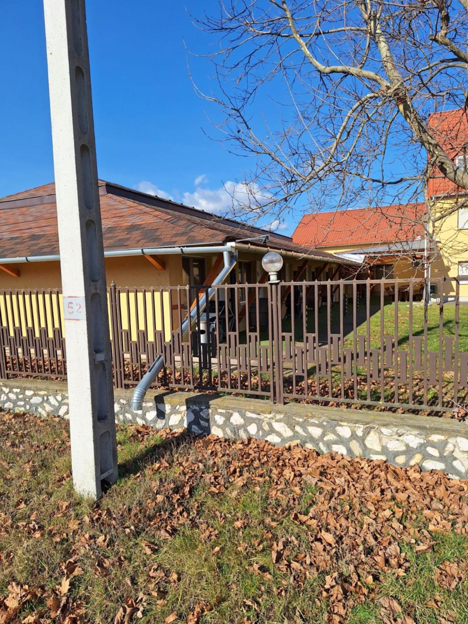 Fenyő Panzió Acomodação com café da manhã Mezőkövesd Exterior foto