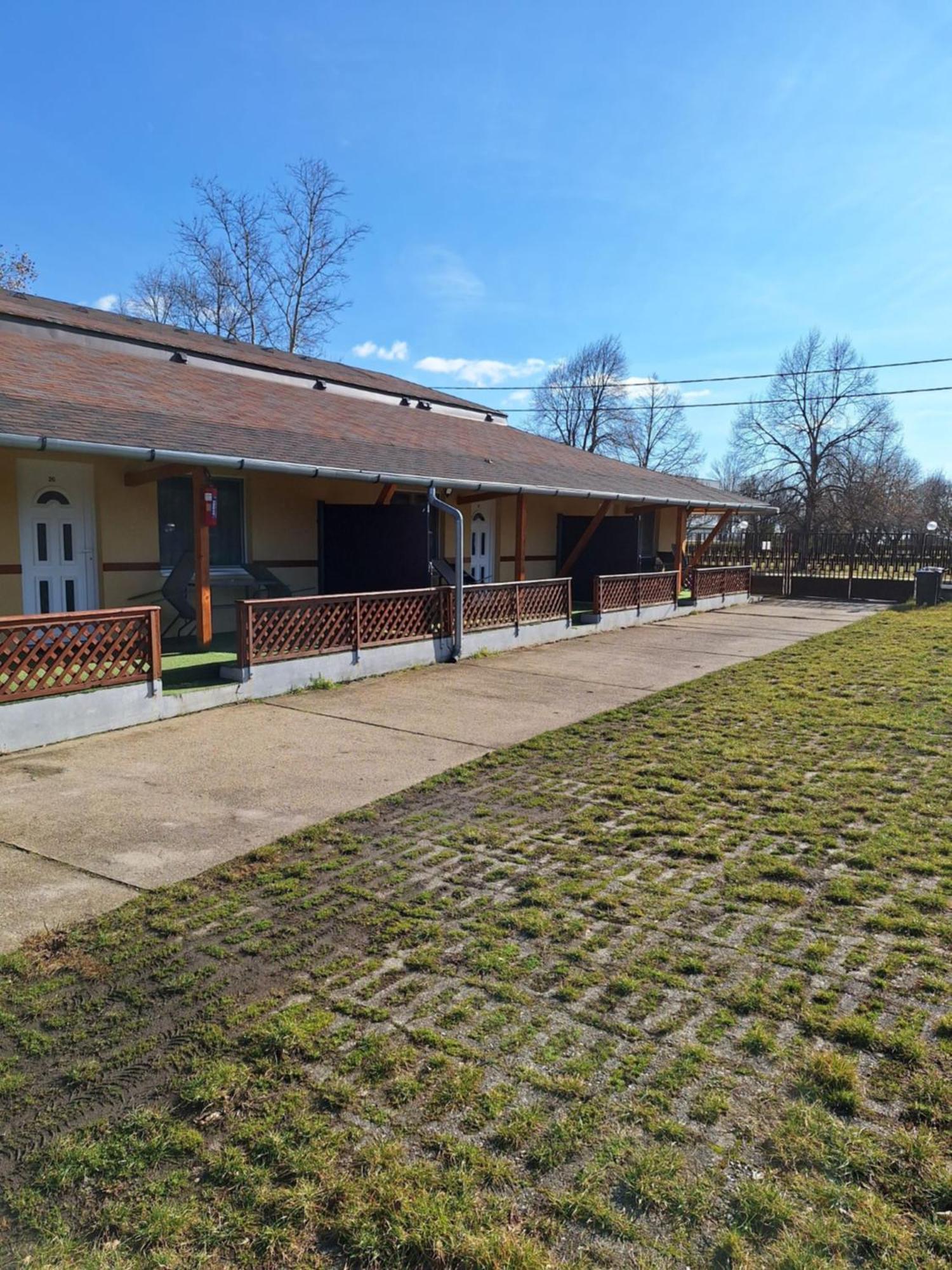 Fenyő Panzió Acomodação com café da manhã Mezőkövesd Exterior foto
