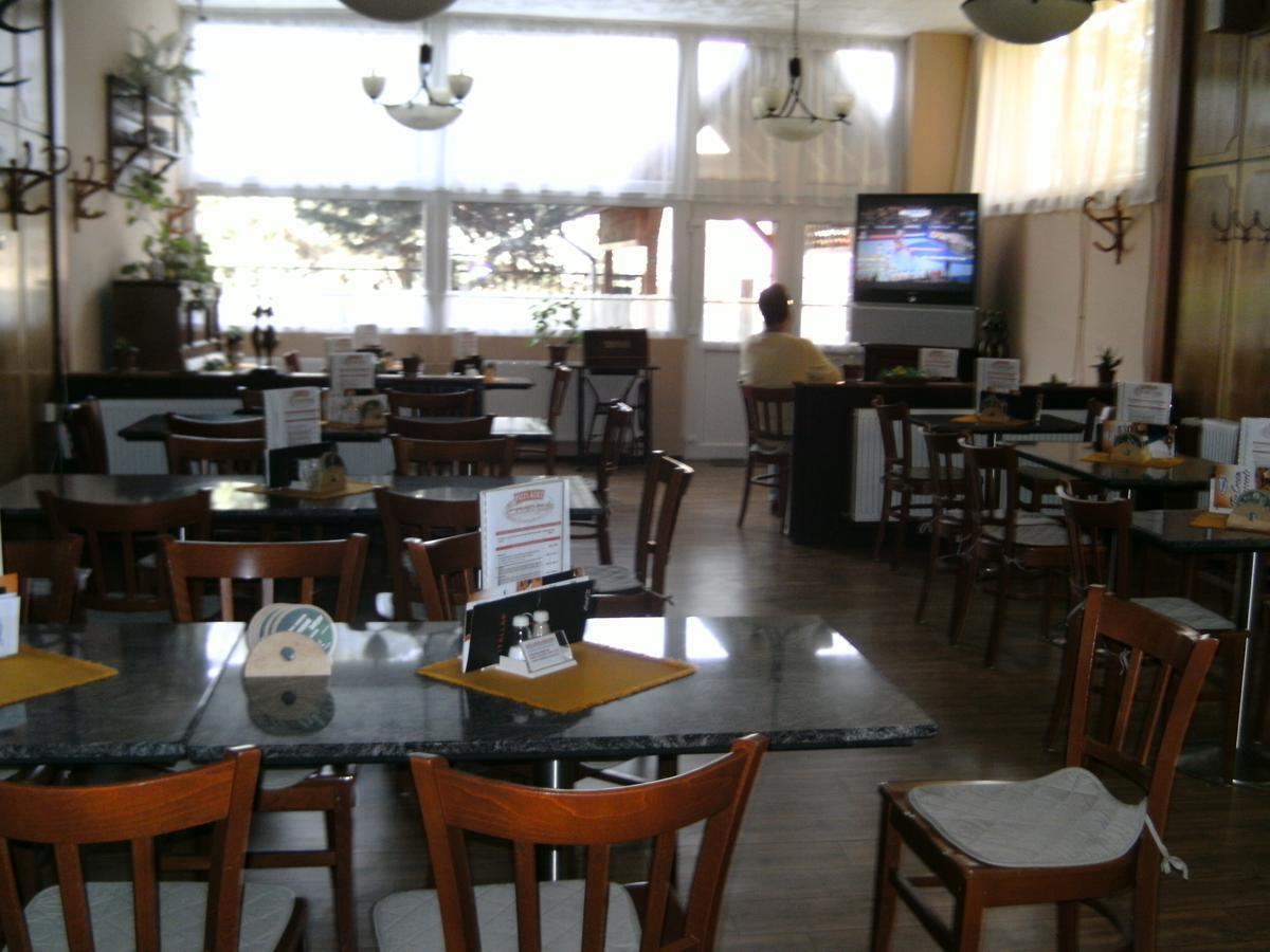 Fenyő Panzió Acomodação com café da manhã Mezőkövesd Exterior foto